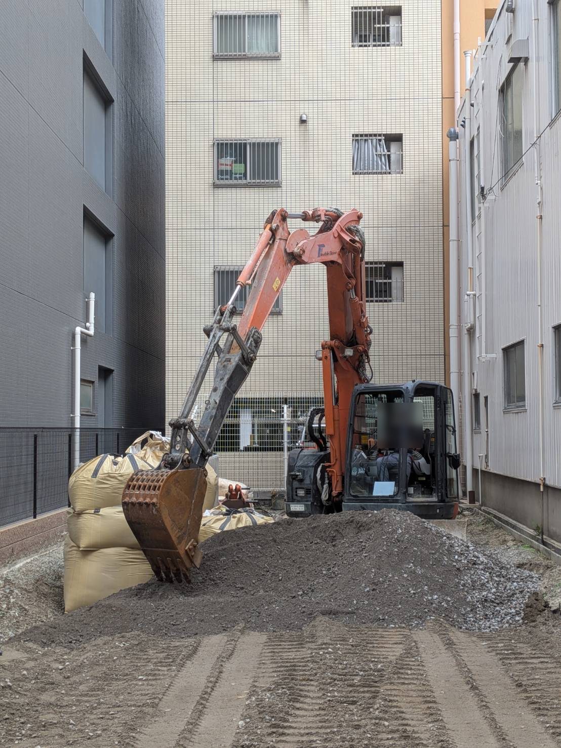 掘り出した土はフレキシブルコンテナに詰め、前面道路側から順に搬出します。