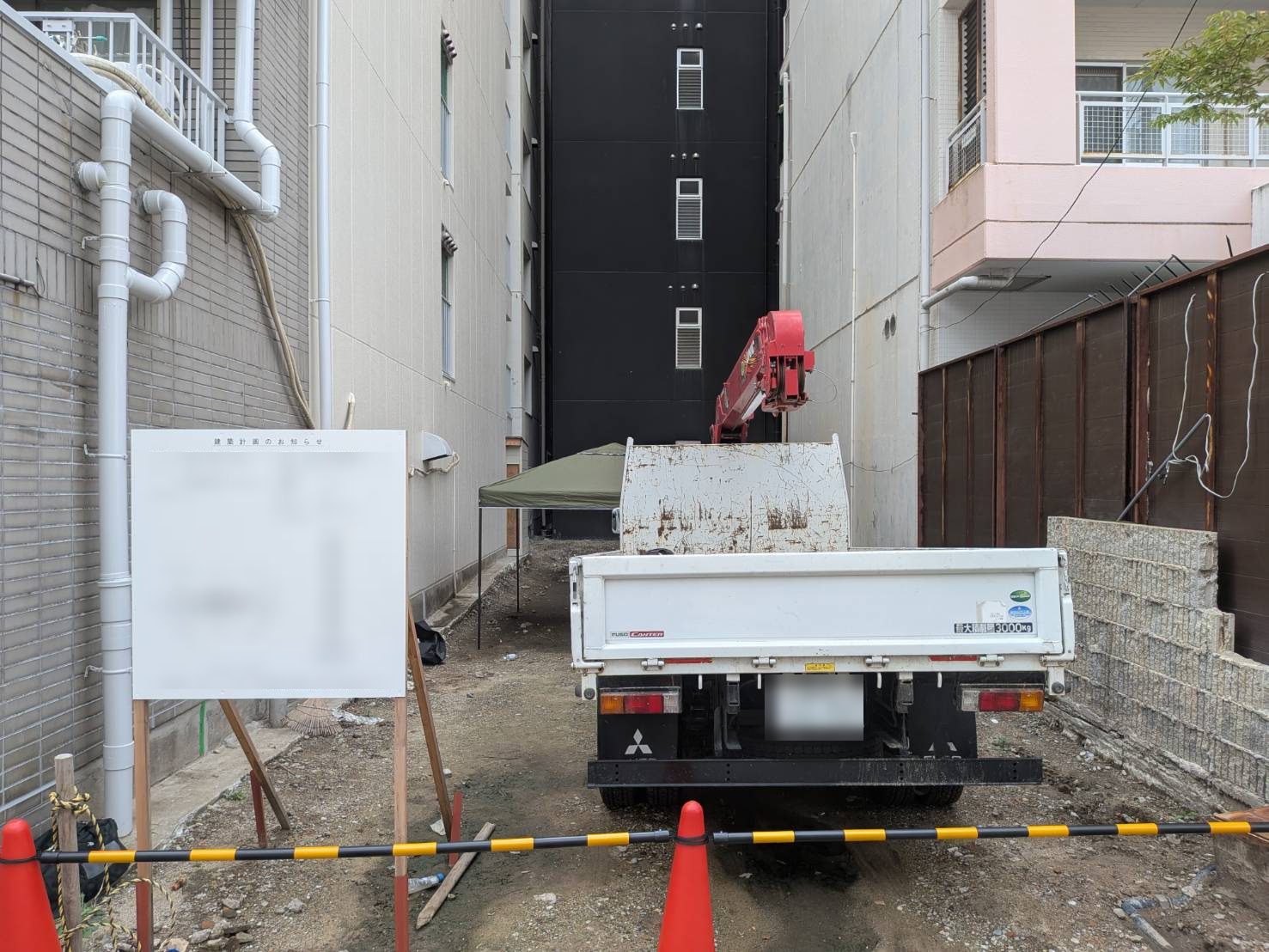 向かいの敷地。建築計画のお知らせを掲示し、資材の搬入が始まりました。